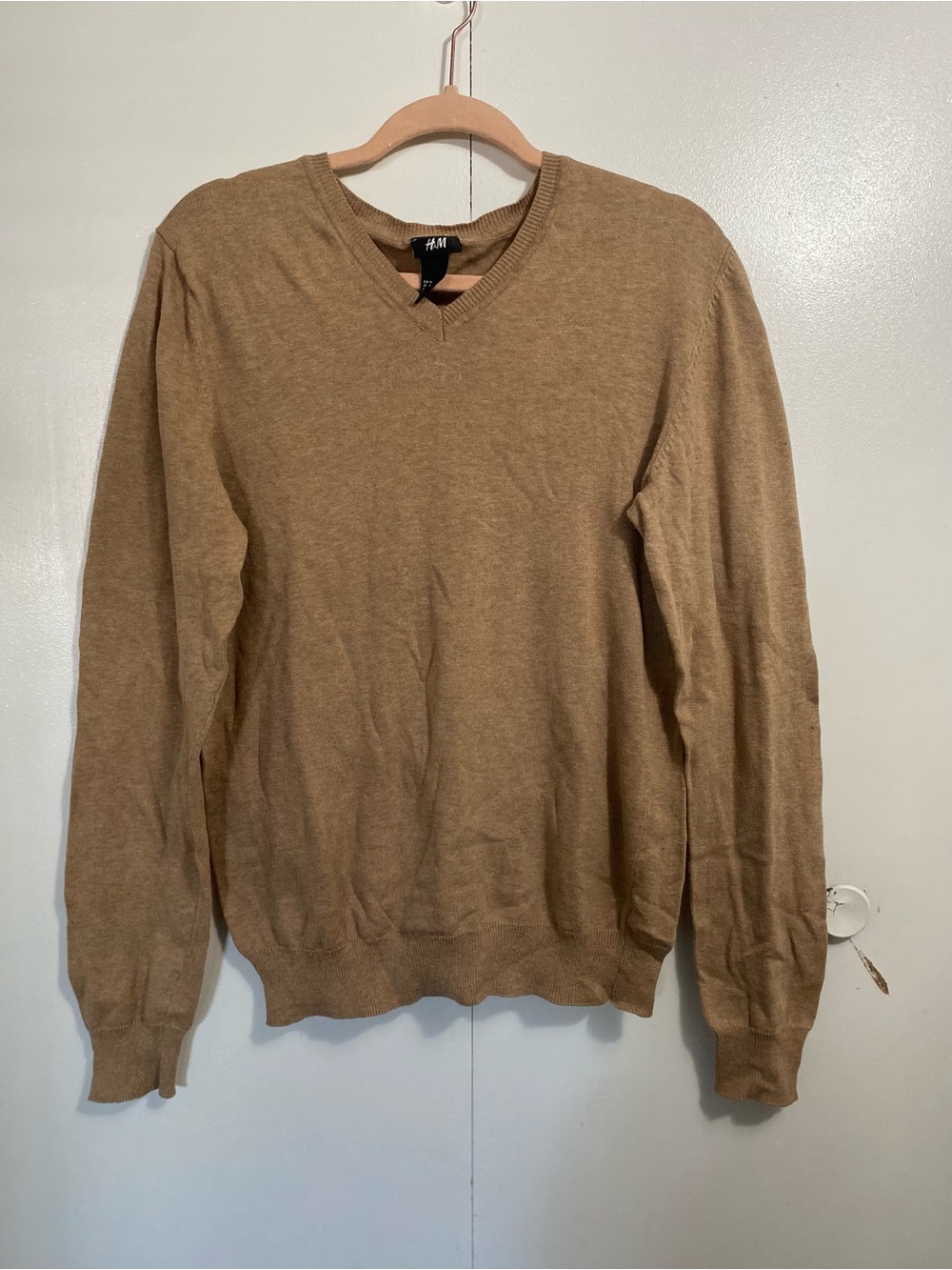 H&M Men's V-Neck Sweater in Tan/Camel Size Medium